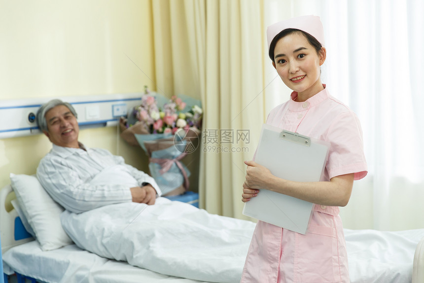 疗养院关爱东亚护士和患者在病房里图片