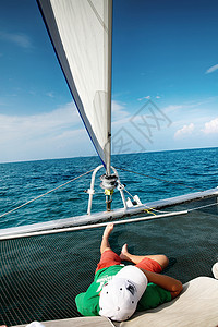 躺在船上人海景度假船零件男孩在船上背景