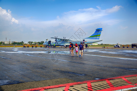 交通飞机机场跑道风景少量人群游客马尔代夫机场背景