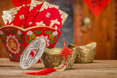 春节喜庆财神门摄影传统红包和古币背景
