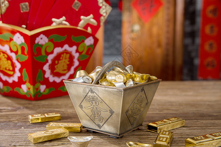 金币红包元素中式庭院里的金元宝和红包背景