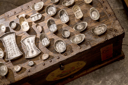 电商主题文字主题大量物体金融金元宝和银元宝背景