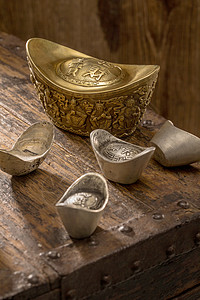 户内古老的五个物体金元宝和银元宝背景