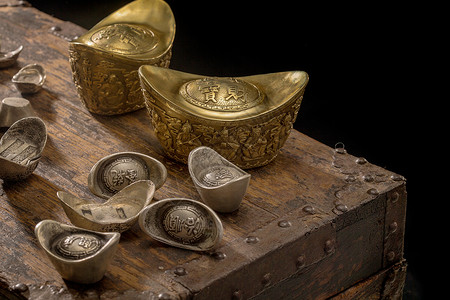 经济主题古老的银色主题金元宝和银元宝背景