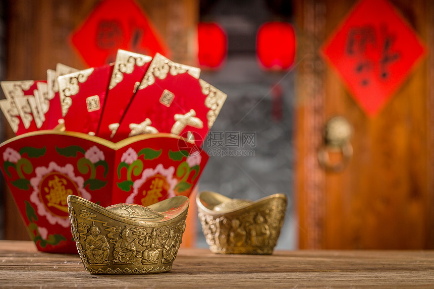 户内影棚拍摄传统金元宝和红包图片
