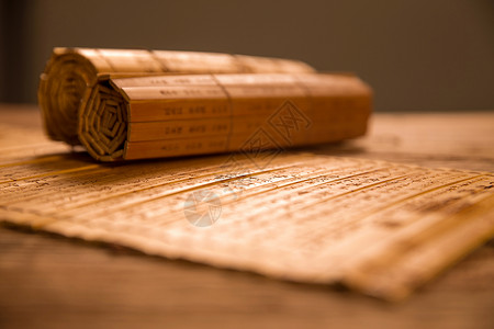 卷着的竹简古典木制高清图片