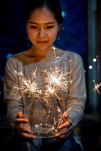 传统创造力放焰火青年女人放烟花图片