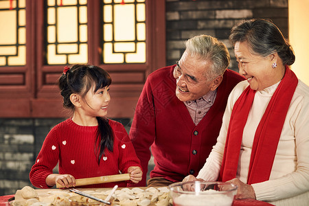 房屋新年传统庆典幸福家庭过年包饺子高清图片