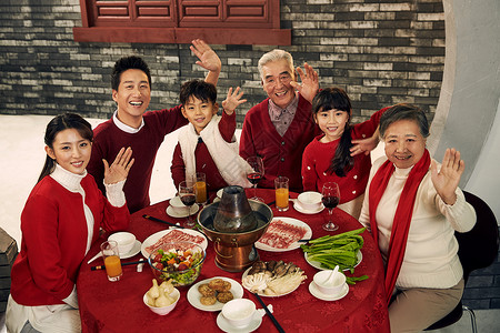 拜年节日火锅幸福家庭吃团圆饭图片