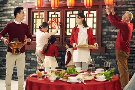 户外火锅三代同堂彩色图片中年人快乐家庭准备年夜饭背景