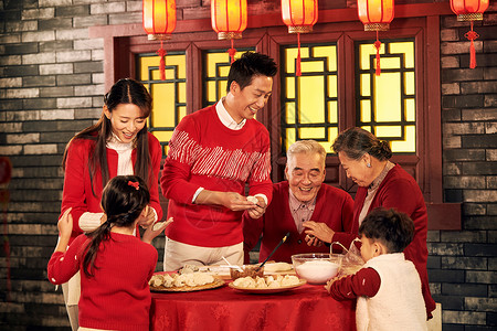 公司祝贺新年25岁到29岁房屋窗户幸福家庭过年包饺子背景