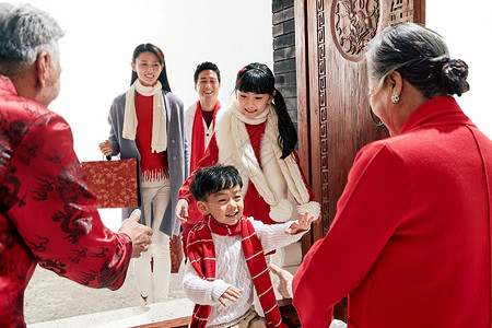 元素传统文化传统节日老人迎接孩子回家过年图片