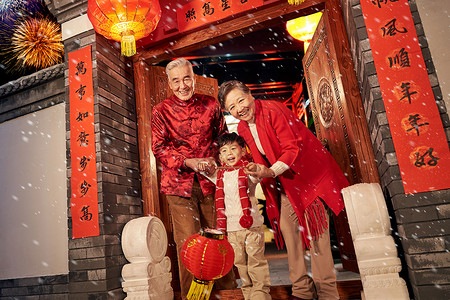 祖父灯笼传统庆典老人和孙子过新年高清图片