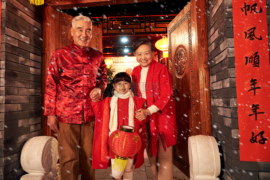 厚衣服冬天元素老人和孙女过新年图片