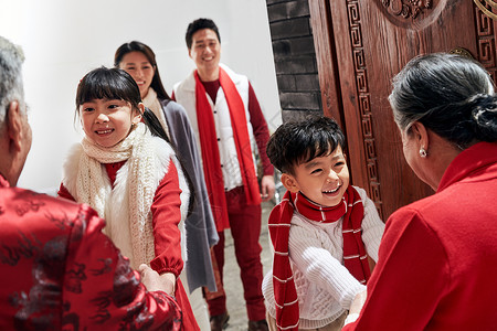 亚洲全家福高兴老人迎接孩子回家过年图片