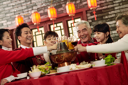 老年男人火锅东方人幸福家庭吃团圆饭图片