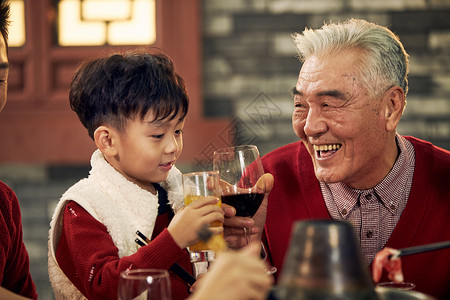 关爱传统文化亚洲幸福家庭过年吃团圆饭背景图片
