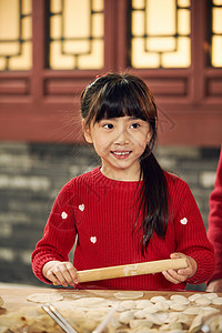 饮食温馨家园新年小女孩过年包饺子高清图片