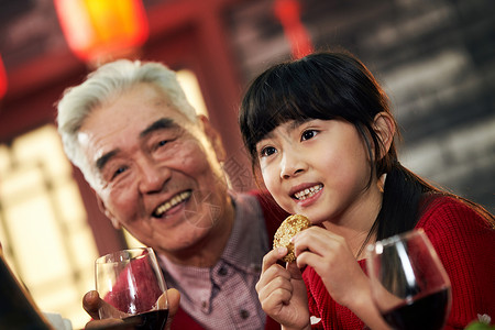 新年前夕传统节日饮料幸福家庭过年吃团圆饭图片