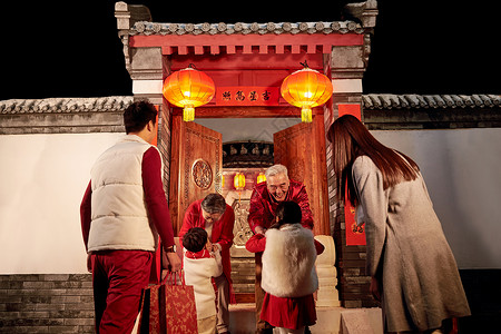 中国传统门老年男人彩色图片元素老人迎接孩子回家过年背景