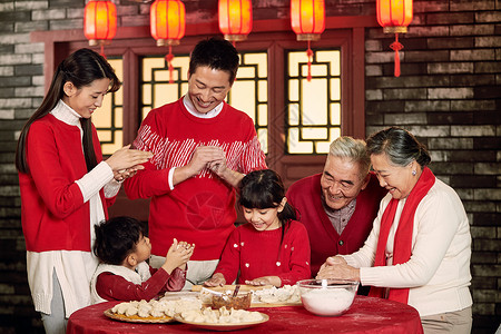 老年青年年夜饭老年女人全家福幸福家庭过年包饺子背景