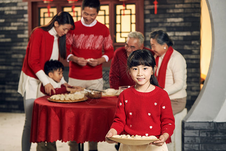 亲情亚洲人快乐幸福家庭过年包饺子图片