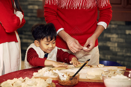 传统庆典中年夫妇亚洲幸福家庭过年包饺子图片