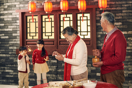 房屋摄影亚洲幸福家庭过年包饺子高清图片