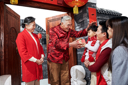 传统节日祝福礼物老人迎接孩子回家过年高清图片