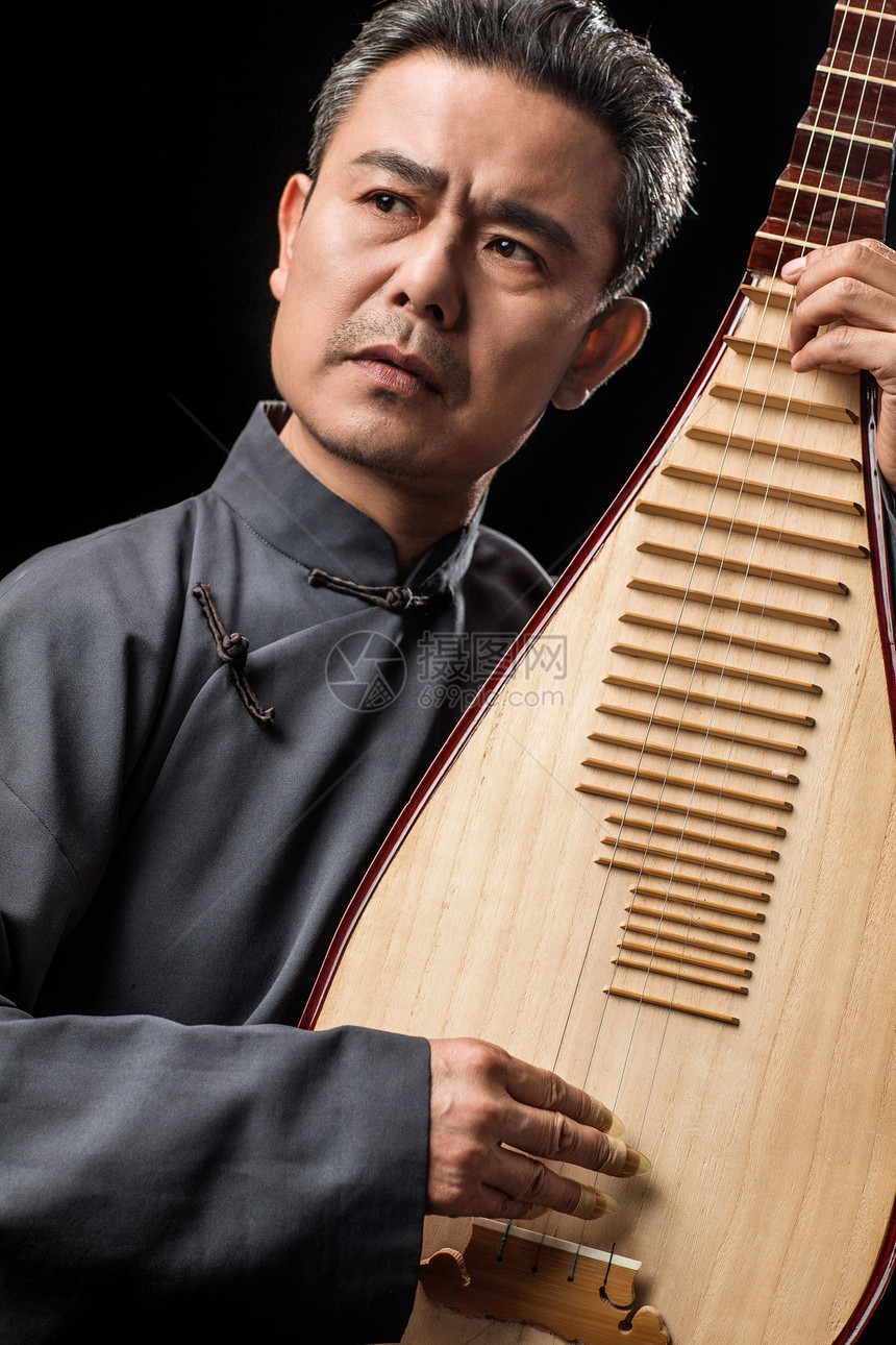 休闲活动亚洲人高雅男艺术家在弹琵琶图片