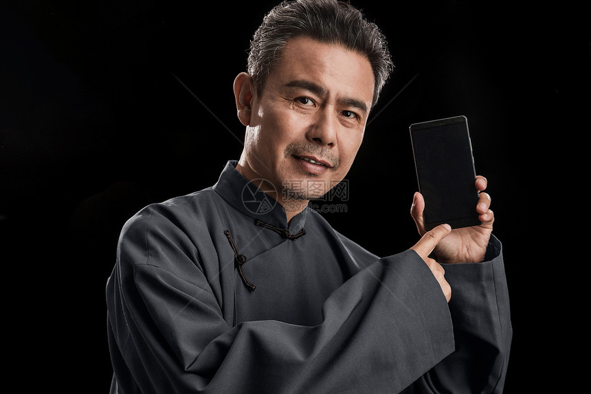 穿着唐装长袍的中年男人展示手机图片