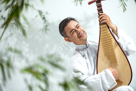 古装素材男50多岁技能传统文化男艺术家在弹琵琶背景