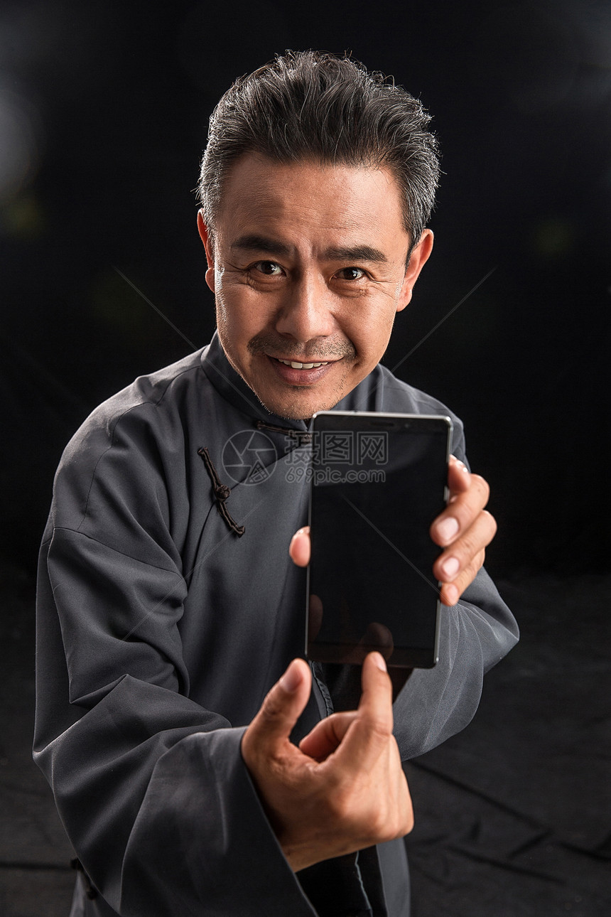 复古中老年男人展示手机图片