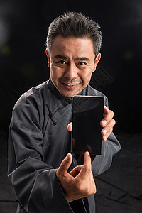 复古中老年男人展示手机图片