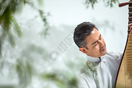 竹子民间音乐古典式男艺术家在弹琵琶图片