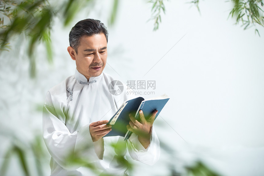 唐装中老年男人看书图片