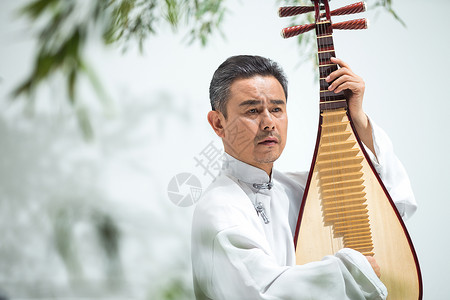 传统半身像能力男艺术家在弹琵琶图片