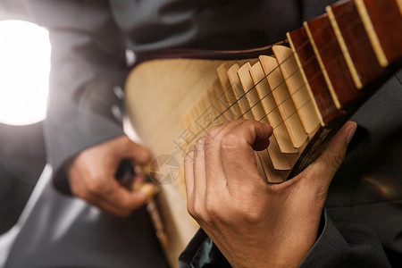 古典吉他弦特写创作行业男人水平构图男艺术家在弹琵琶背景