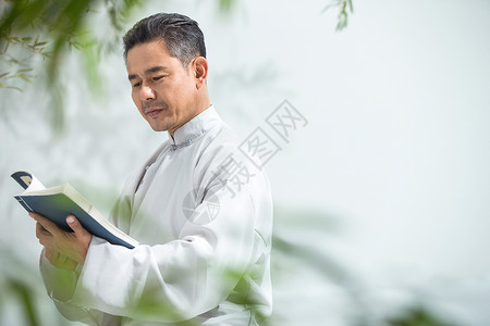 唐装中老年男人看书高清图片