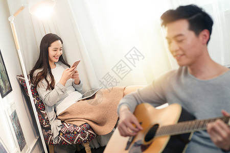 青年女人手机窗户快乐情侣图片