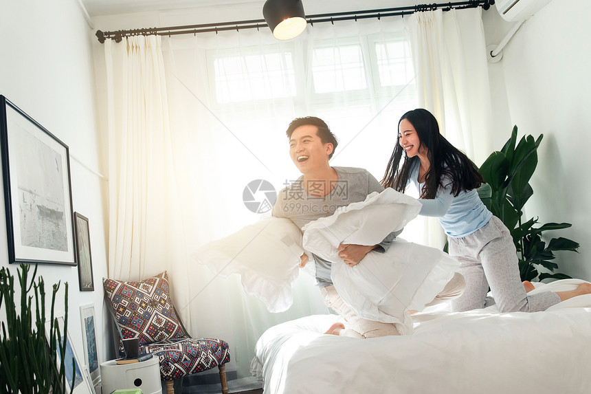 信心住房彩色图片快乐情侣在室内玩耍图片