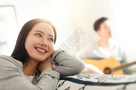 两个人起居室幸福的青年女人图片