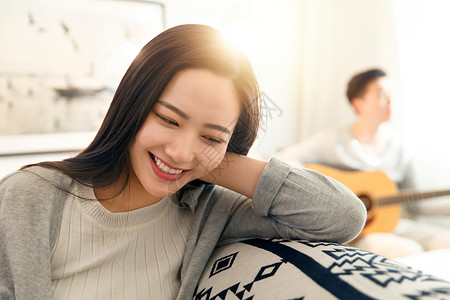 智慧时尚东方人幸福的青年女人图片