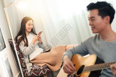 家居家庭生活弹吉他快乐情侣图片