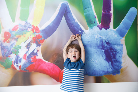 彩色图片纯洁玩具可爱的小男孩在游戏室图片