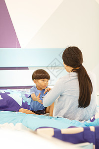 4岁到5岁蓝色中年女人可爱的小男孩和妈妈在卧室玩耍图片
