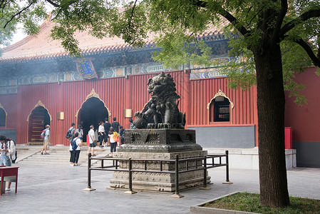 游客水平构图彩色图片北京雍和宫背景