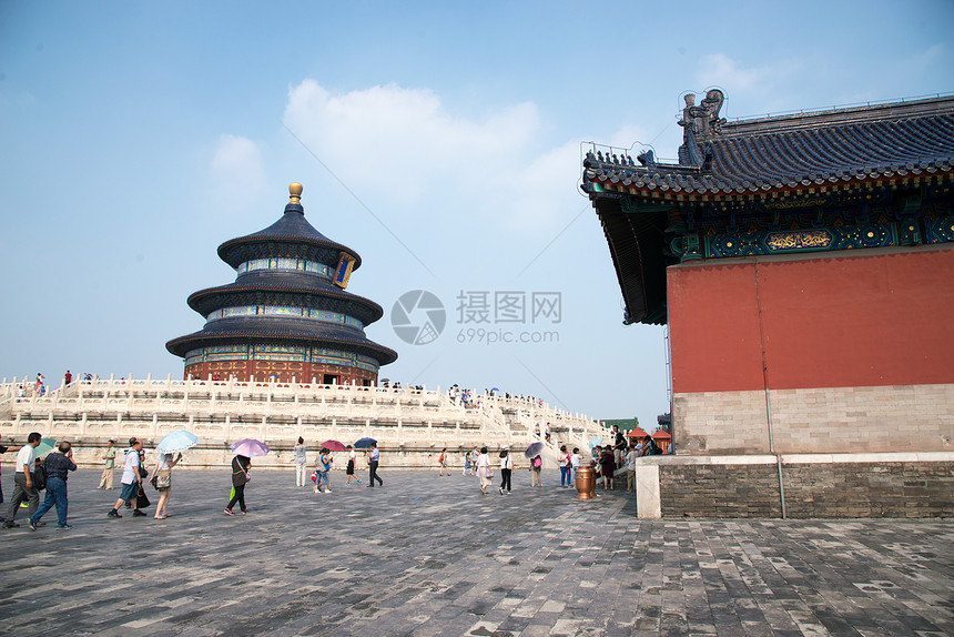 游客古典风格建筑北京天坛图片