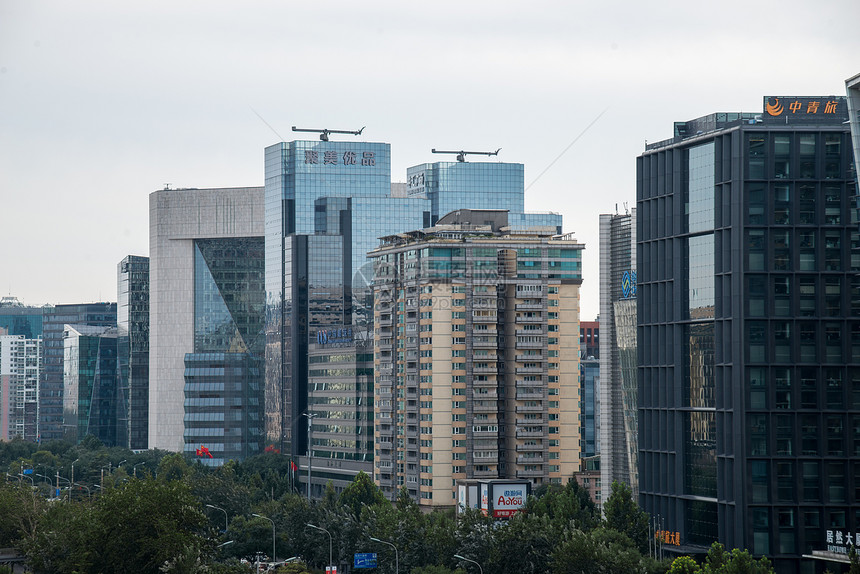 北京市区的街道和建筑物图片