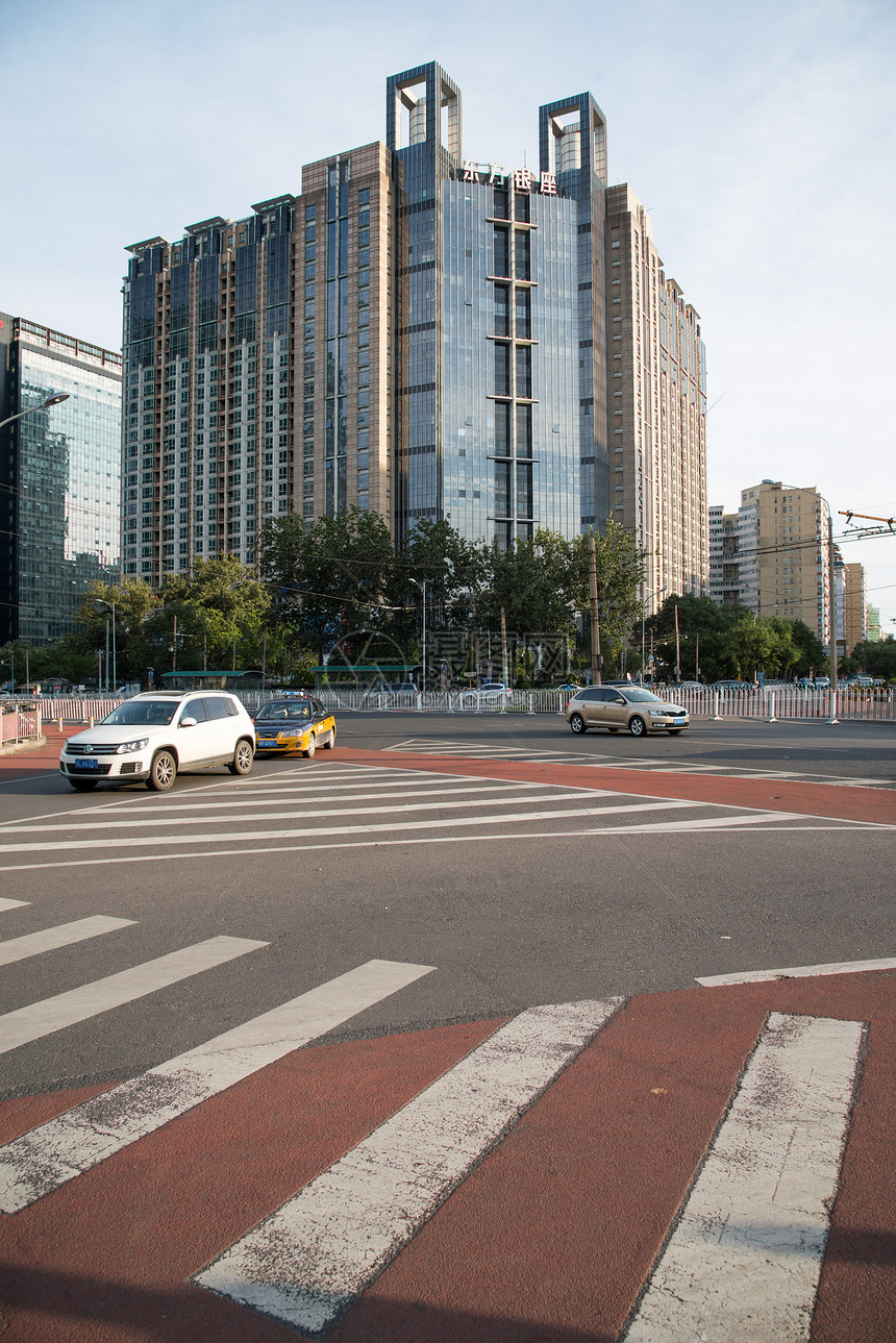 北京市区的街道和建筑物图片